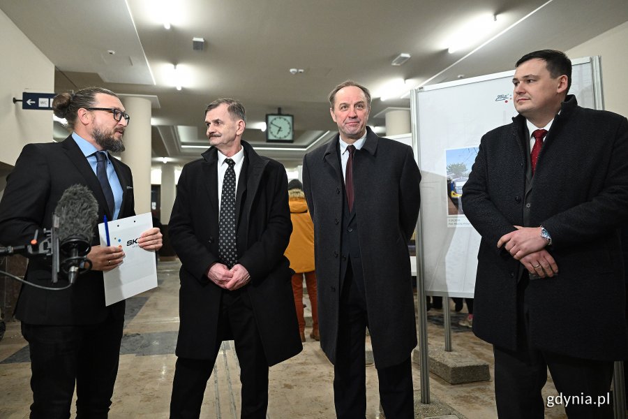 Na zdjęciu (od lewej): rzecznik PKP SKM Tr&oacute;jmiasto Marcin J&oacute;zefowicz, prezes PKP SKM Tr&oacute;jmiasto Eugeniusz Manikowski, marszałek wojew&oacute;dztwa pomorskiego Mieczysław Struk, sekretarz miasta i dyrektor generalny Urzędu Miasta Gdyni Łukasz Kobus (fot. Michał Puszczewicz)