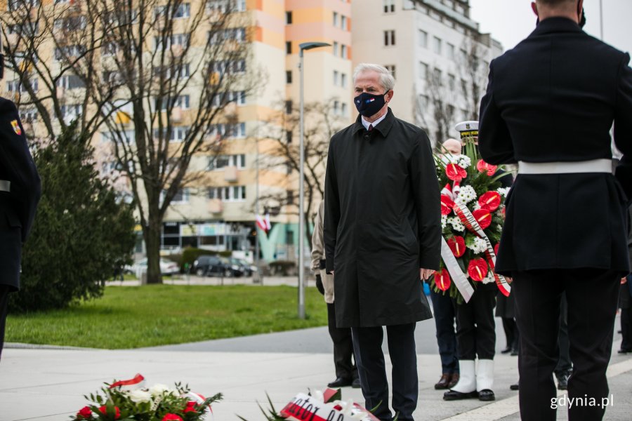 Senator Sławomir Rybicki składa kwiaty przed pomnikiem Polski Morskiej z okazji Dnia Flagi RP // fot. Karol Stańczak