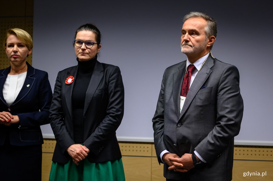 Katarzyna Kierzek-Koperska – zastępca prezydenta Poznania, Aleksandra Dulkiewicz - prezydent Gdańska oraz Wojciech Szczurek - prezydent Gdyni podczas konferencji na temat stworzenia paktu Klimatycznej Koalicji Miast i Gmin // fot. Dawid Linkowski