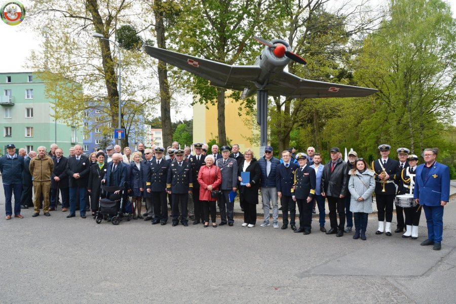 Zdjęcie grupowe uczestników uroczystości na Babich Dołach