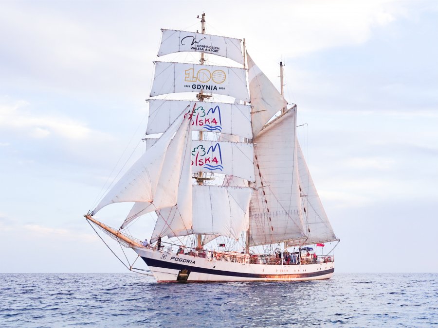  STS &bdquo;Pogoria&rdquo; na morzu pod pełnymi żaglami i napisem: 100 lat Gdynia i Polska