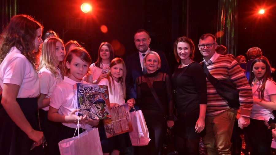 Dzieci i dorośli na scenie