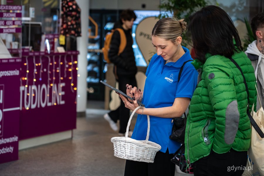 Stoisko informacyjne loterii &bdquo;Rozlicz PIT w Gdyni&rdquo; w Centrum Handlowym Batory (fot. Kamil Złoch)