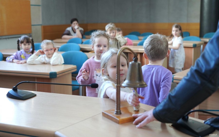 Mała dziewczynka dzowni dzwonkiem