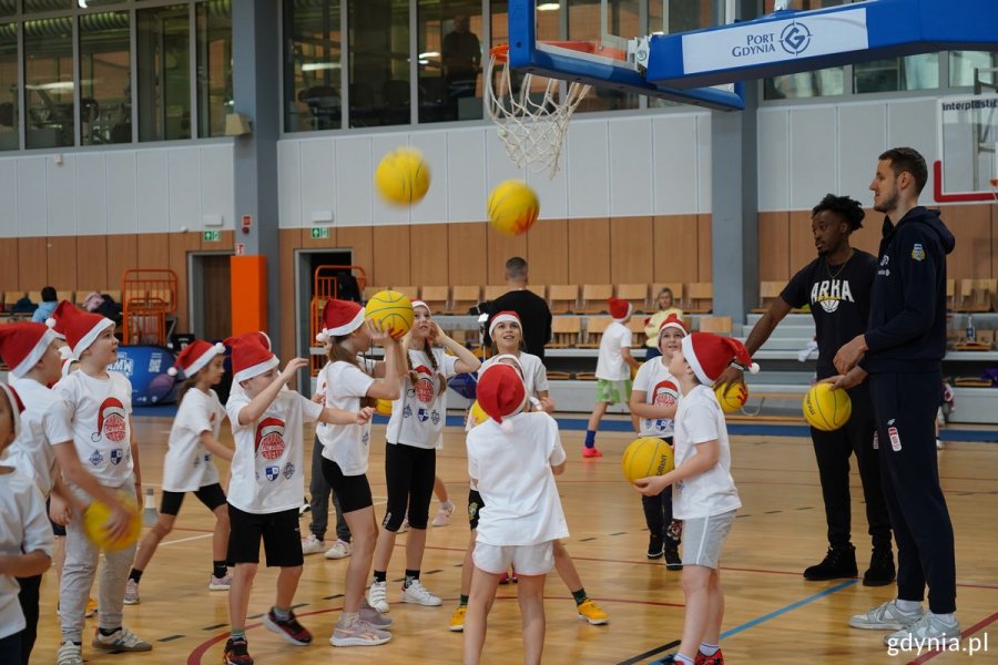 Ćwiczące dzieci w Akademickim Centrum Sportowym AMW