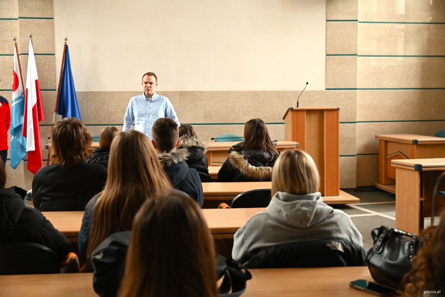 Młodzi ludzie i radny w niebieskiej koszuli