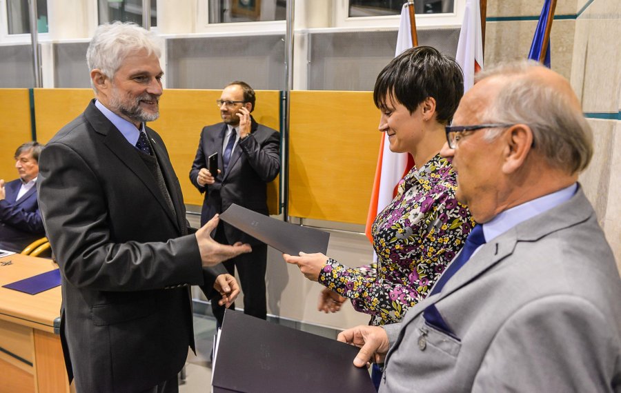 Bogdan Krzyżankowski odbiera zaświadczenie o wyborze na radnego // fot. Przemysław Świderski