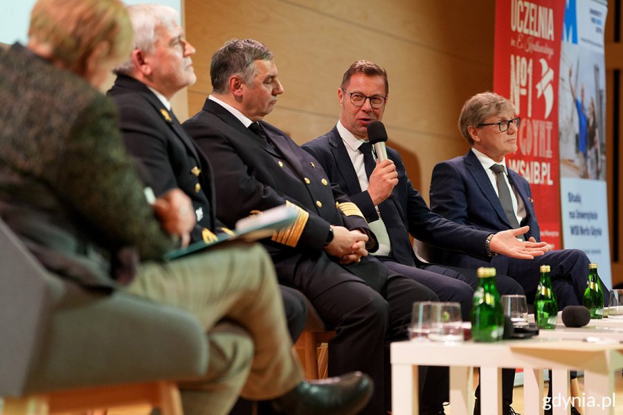 Debata rektor&oacute;w "Gdynia! Wyb&oacute;r na dziś. Miasto na jutro", podczas kt&oacute;rej rektorzy gdyńskich uczelni: kontradmirał prof. dr hab. Tomasz Szubrycht z Akademii Marynarki Wojennej, prof. dr hab. inż. kpt. ż.w. Adam Weintrit z Uniwersytetu Morskiego, dr hab. Artur Kozłowski z WSB Merito i dr Tomasz Białas z Wyższej Szkoły Administracji i Biznesu im. Eugeniusza Kwiatkowskiego, rozmawiali o teraźniejszości i przyszłości Gdyni, jej mieszkańc&oacute;w i uczelni