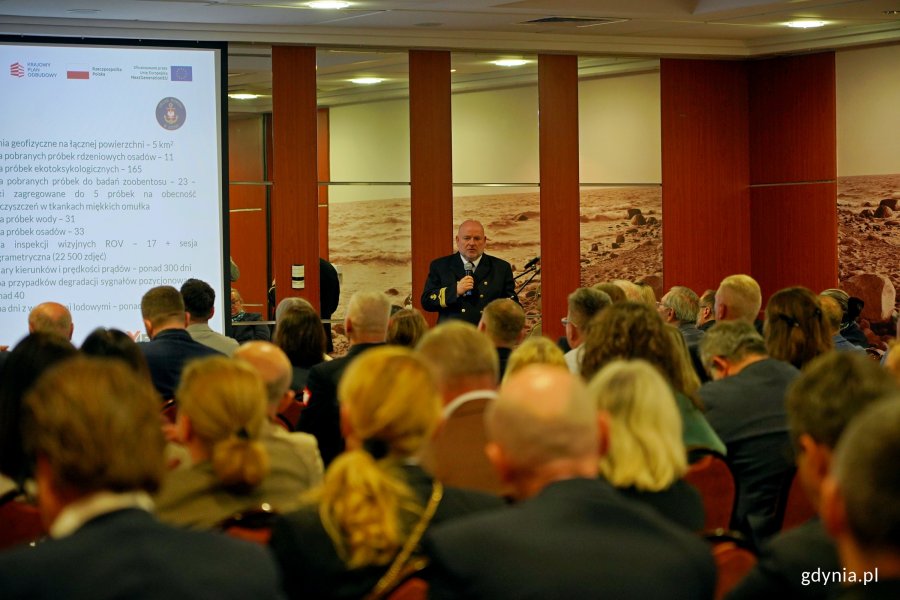 Juliusz Gajewski z Instytutu Morskiego Uniwersytetu Morskiego prezentujący raport z badań podczas konferencji na temat materiał&oacute;w niebezpiecznych w Bałtyku 