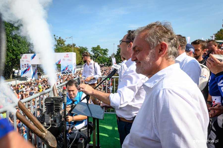 Gdynia znalazła się w centrum motoryzacyjnej Polski - wszystko za sprawą Verva Street Racing Gdynia 2019. Podczas otwarcia imprezy obecny był Wojciech Szczurek, prezydent Gdyni // fot. Dawid Linkowski