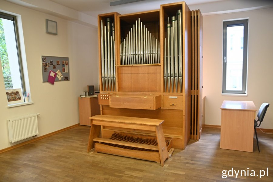 Szkolne organy w jednej z sal