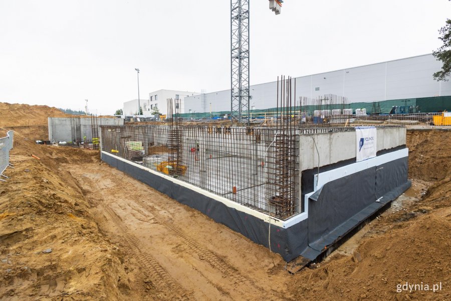 Do tej pory wykonano około&nbsp;90 procent wykop&oacute;w, a także instalacje podposadzkowe kanalizacji sanitarnej oraz uziemienie fundamentowe. Obecnie prowadzone są prace żelbetowe w części podziemnej budynku &ndash; w strefie socjalnej oraz podbasenia. (fot. Karol Stańczak)