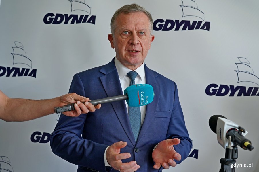 Wojciech Folejewski – prezes zarządu spółki OPEC przemawiający podczas konferencji ws. podpisania listu intencyjnego dotyczącego dekarbonizacji systemu ciepłowniczego w Gdyni