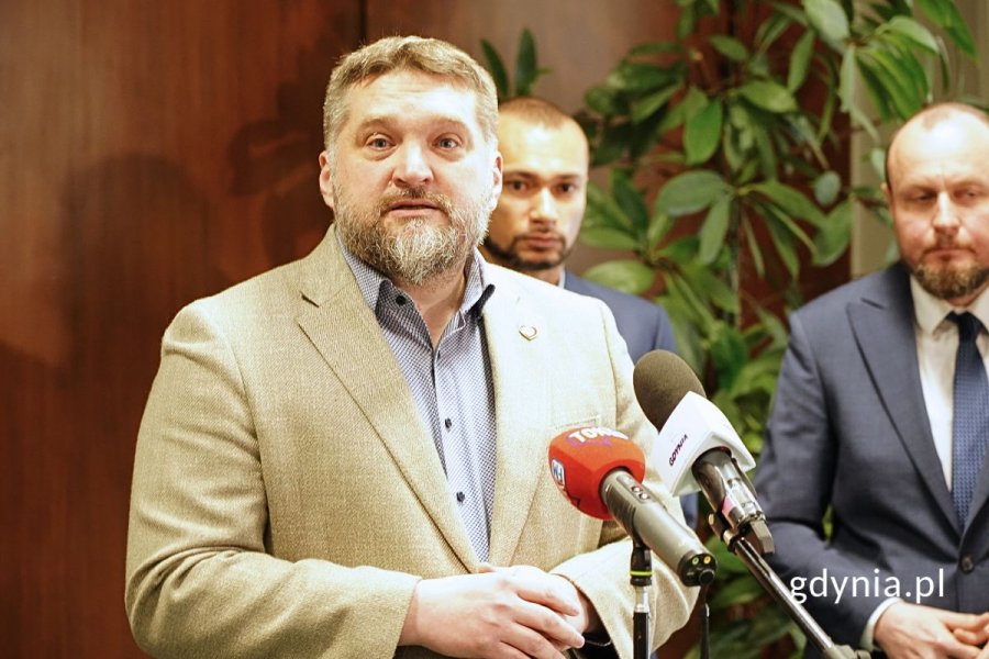 Tadeusz Szemot, przewodniczący Rady Miasta Gdyn, stojący przy mikrofonach