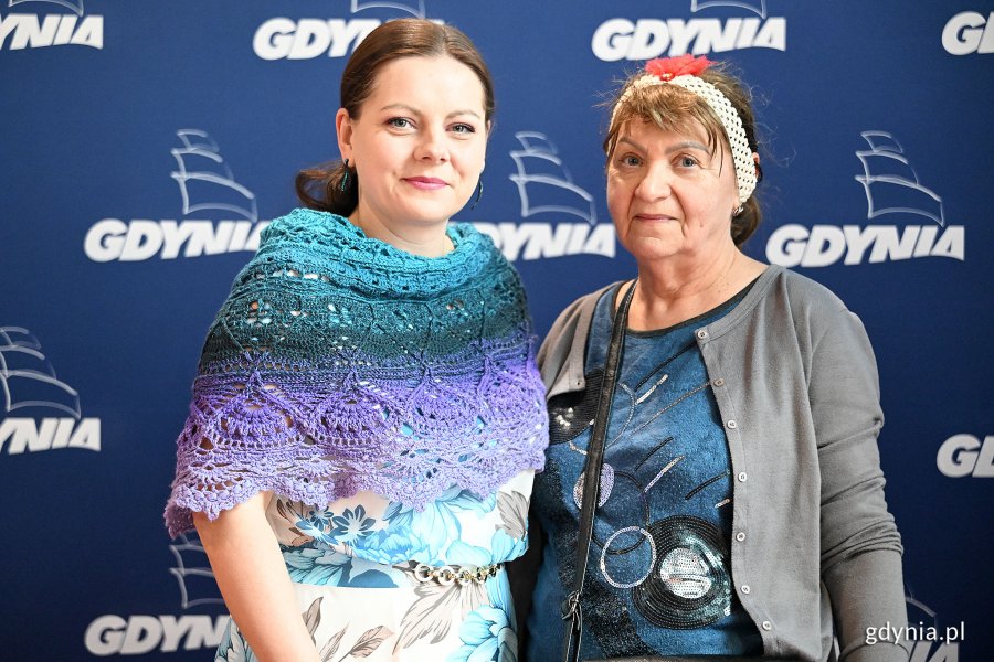 Hala Polsat Plus Arena, prezydent Aleksandra Kosiorek i seniorka pozują do zdjęcia, w tle logotypy Gdyni