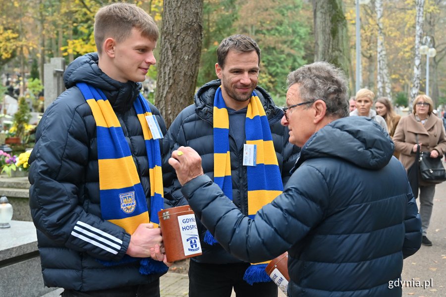 Listopadowa kwesta na gdyńskim cmentarzu komunalnym - piłkarze Arki Gdynia, fot. Michał Puszczewicz