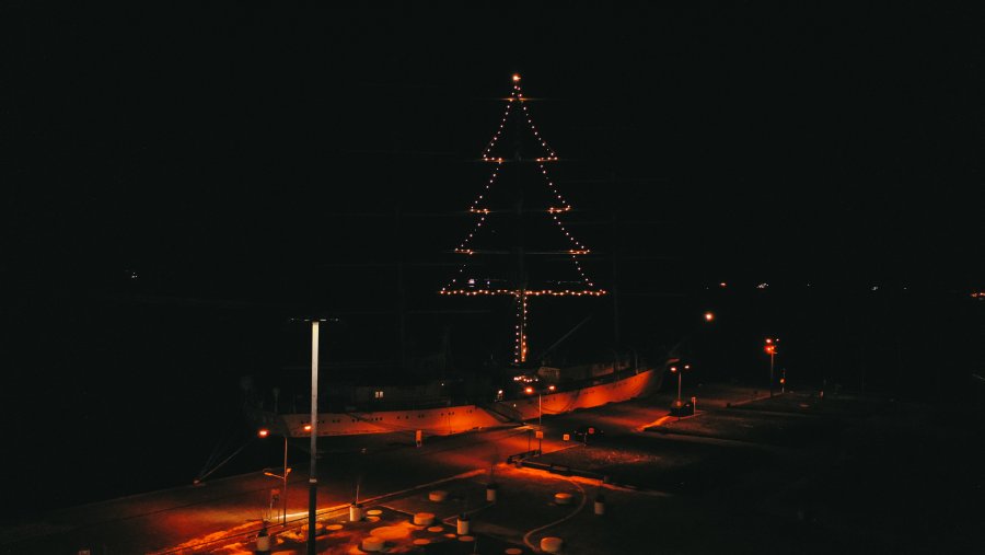 iluminacje świąteczne w Gdyni, choinka na maszcie, widok na miasto z góry