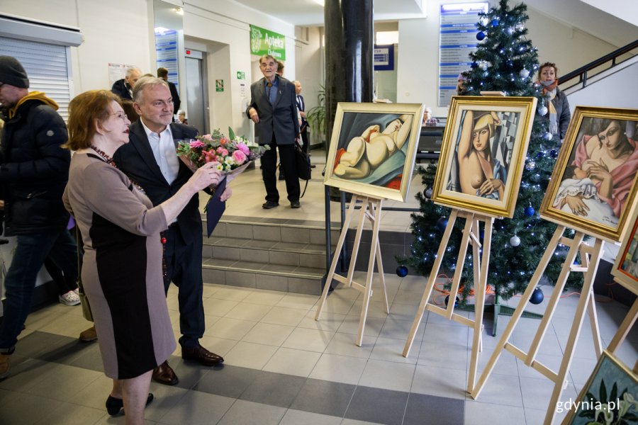 kobieta i mężczyzna oglądają obrazy.