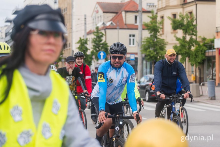 Peleton P&oacute;łnocny przejechał przez Gdynię, by zatrzymać się pod Pomnikiem Polski Morskiej, a następnie wyruszyć w kierunku Sopotu 