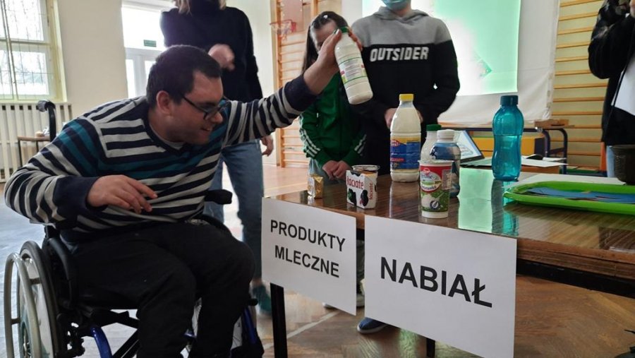 Segregowanie produktów na odpowiednie grupy żywieniowe - co jest nabiałem? // fot. SOSW nr 1