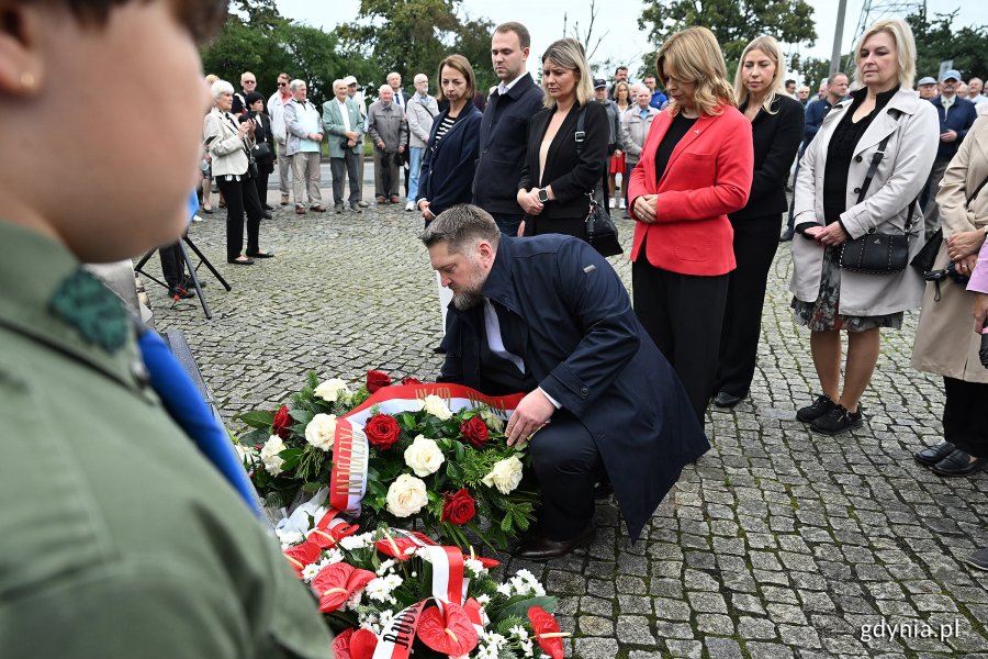 Uroczystości pod pomnikiem Ofiar Grudnia 1970 w ramach gdyńskich obchodów 45. rocznicy zakończenia strajków i podpisania porozumień sierpniowych. Delegacja gdyńskiego samorządu (fot. Michał Puszczewicz)