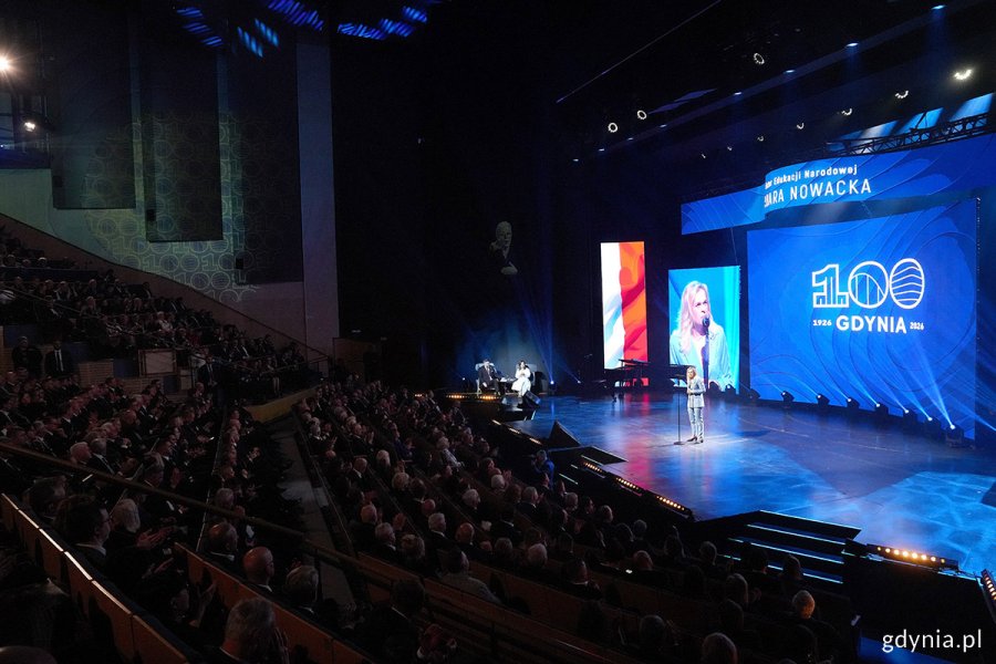 Na zdjęciu ministra edukacji Barbara Nowacka w niebieskim żakiecie