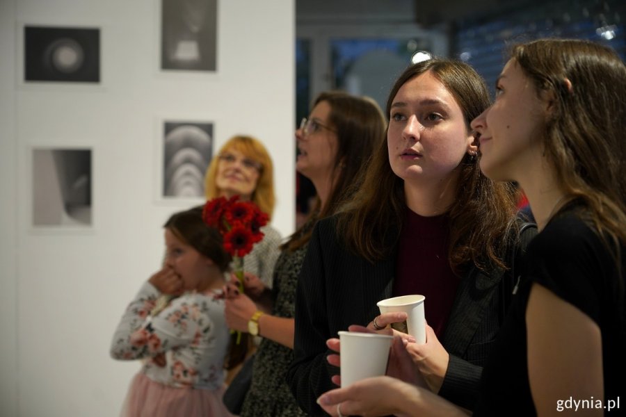 Goście na wernisażu wystawy pokonkursowej w galerii Gdyńskiego Centrum Filmowego