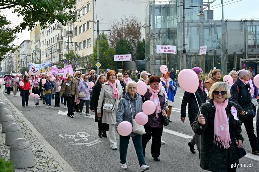 Uczestnicy Marszu R&oacute;żowej Wstążki na ul. Świętojańskiej 