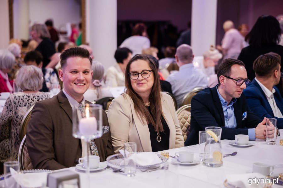 Od lewej przy stole siedzą: Adam Labuhn z biura posła Rafała Siemaszki oraz wiceprzewodniczący Rady Dzielnicy Obłuże: Izabela Procelli-Szynwelska i Marek Urbaniak 