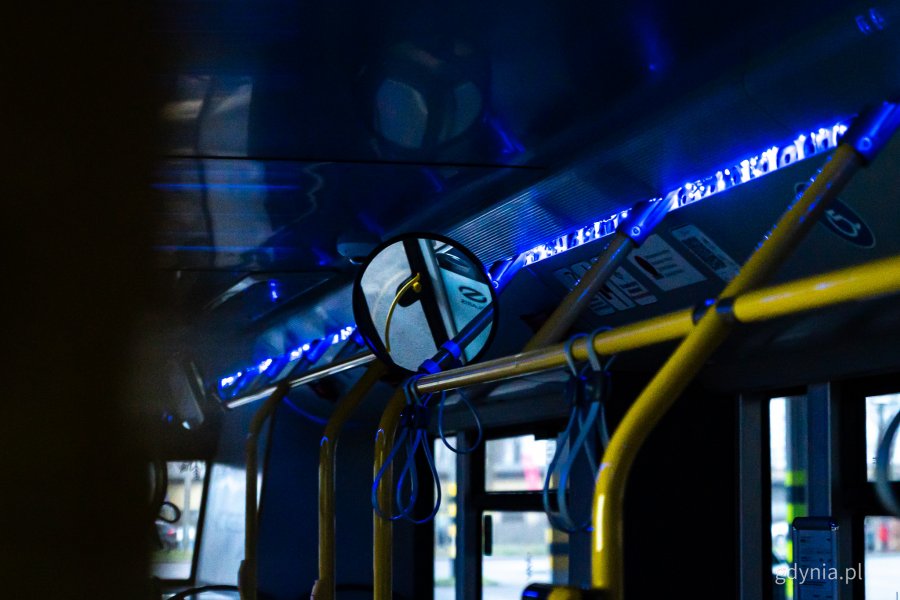 Przyozdobiony świątecznie trolejbus, który będzie przez najbliższe dni woził pasażerów na liniach ZKM Gdynia (fot. Kamil Złoch)