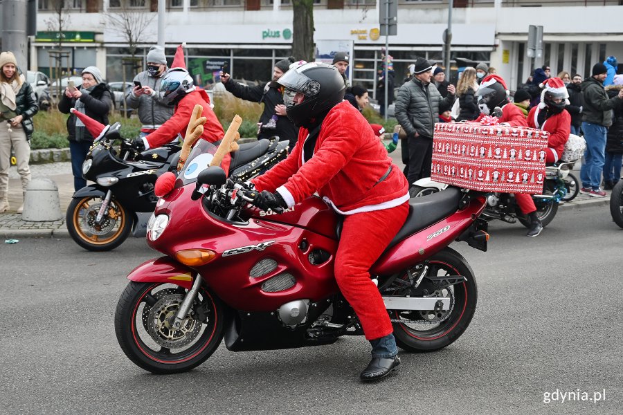 Akcja "Mikołaje na motocyklach" na ulicach Gdyni // fot. Michał Puszczewicz