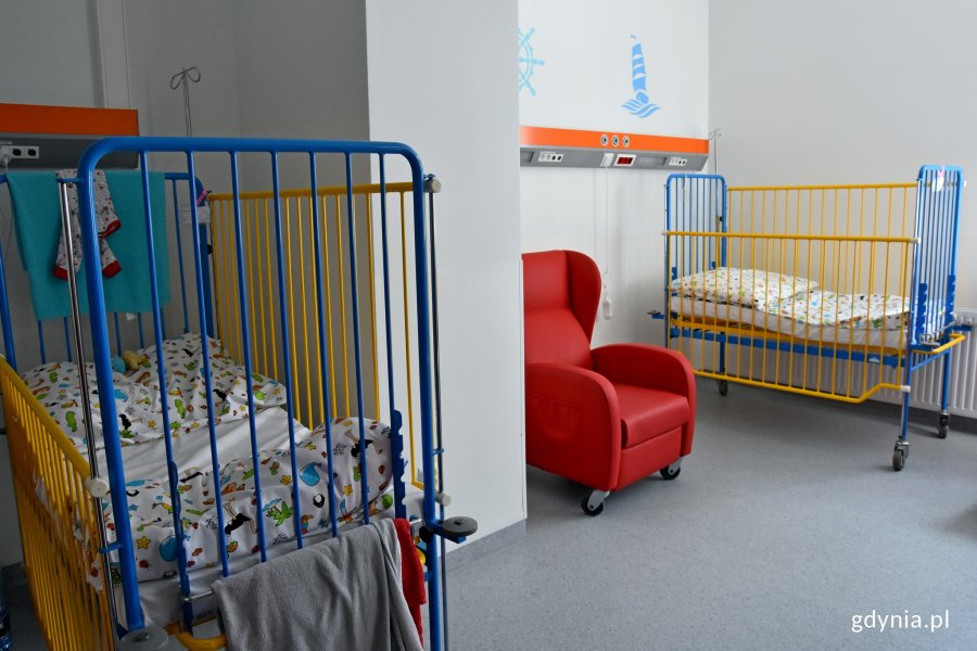 Jeden z pokoi dla pacjentów na Oddziale Pediatrycznym Szpitala św. Wincentego a Paulo w Gdyni z miejscem dla rodzica lub opiekuna // fot. Magdalena Czernek