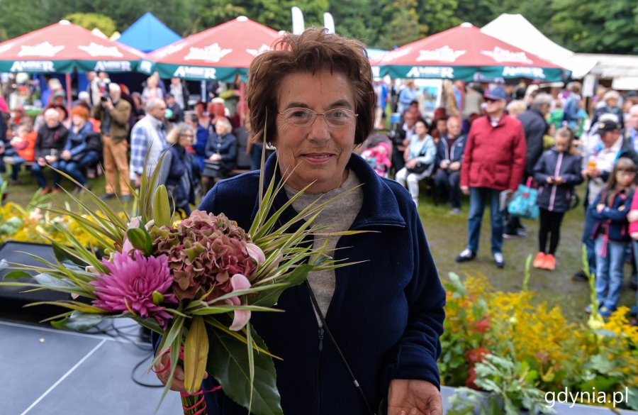 Laureaci konkursu "Gdynia w Kwiatach" odebrali z rąk przewodniczącej Rady Miasta Joanny Zielińskiej nagrody i wyróżnienia // fot. Przemysła Świderski