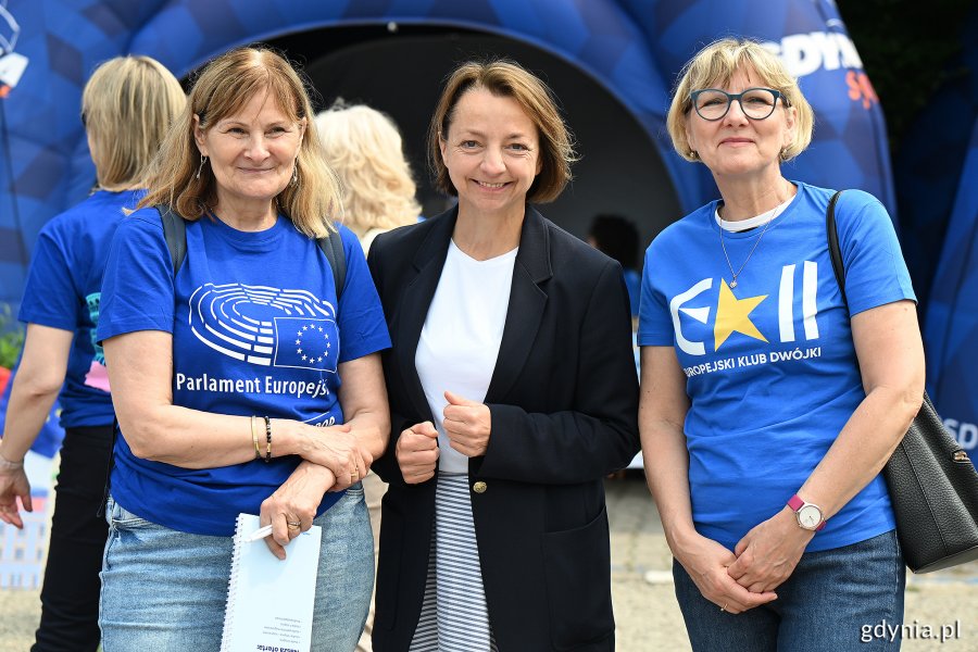 Piknik Europejski na Placu Wolnej Ukrainy w Gdyni - radna Rady Miasta Gdyni Larysa Kramin z organizatorami (fot. Michał Puszczewicz)