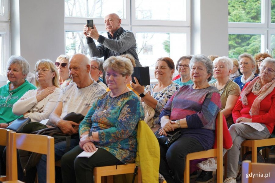Seniorzy podczas uroczystego otwarcia Klubu Seniora na Pog&oacute;rzu (fot. Magdalena Starnawska)