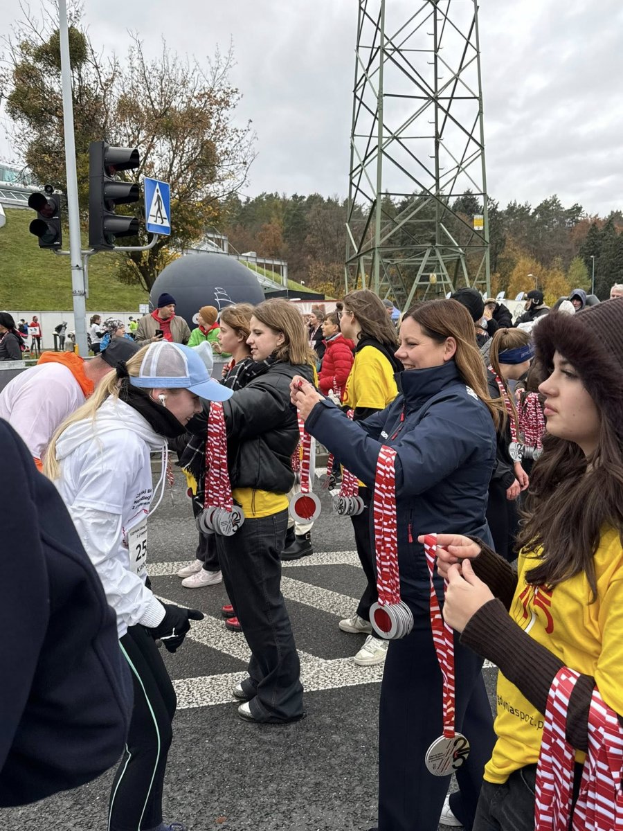 Aleksandra Kosiorek, prezydent Gdyni, dekorująca medalami uczestników biegu (fot. Natalia Kawalerowicz)