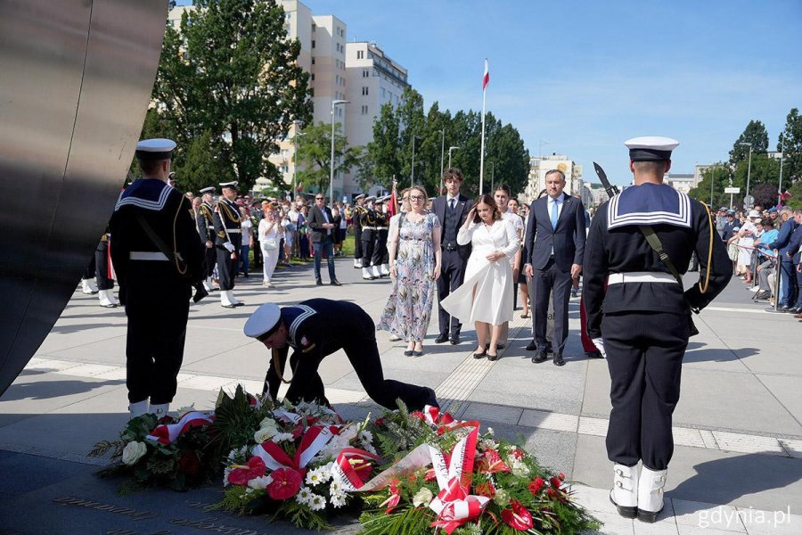 Kwiaty pod pomnikiem składają m.in.: prezydent Aleksandra Kosiorek, wiceprezydent Tomasz Augustyniak, radna Agnieszka Tokarska i członkowie Młodzieżowej Rady Miasta Gdyni
