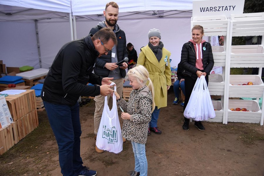 Marek Łucyk, pełnomocnik prezydenta ds. projektów strategicznych wręczał nagrody zwycięzcom losowania // fot. Michał Puszczewicz