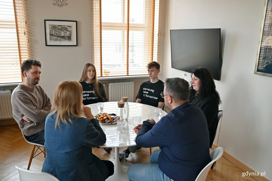 Finaliści programu Samsung Solve for Tomorrow &ndash; Laura&nbsp;Grafińska&nbsp;i Tomasz&nbsp;Gerka z wizytą u wiceprezydentki Gdyni Oktawii Gorzeńskiej