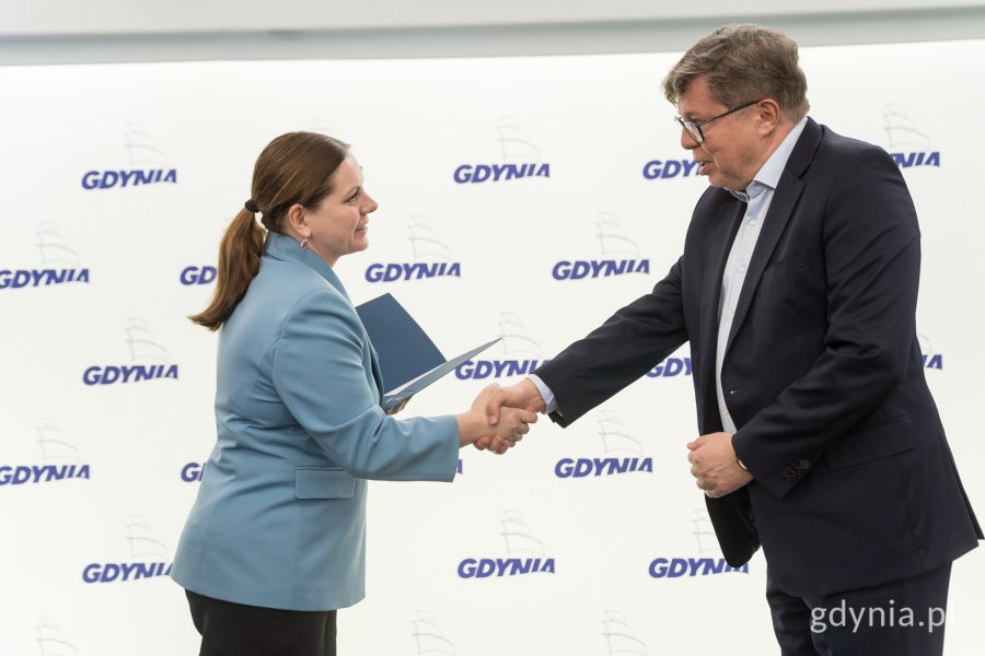 Na zdjęciu: Aleksandra Kosiorek, prezydent Gdyni i Tadeusz Aziewicz, członek Komitetu (fot. Paweł Budziński)