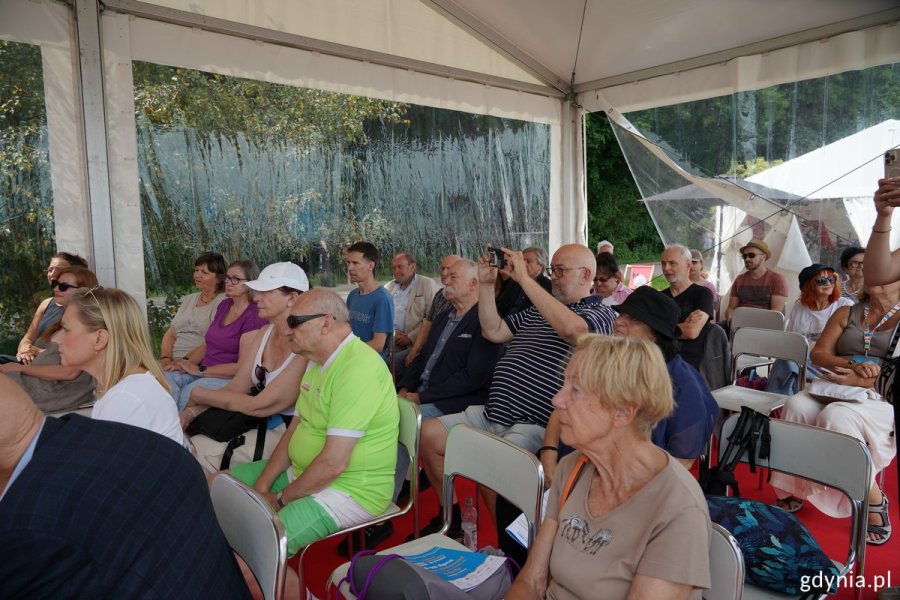 Ludzie na Plenerze Literackim na bulwarze Nadmorskim