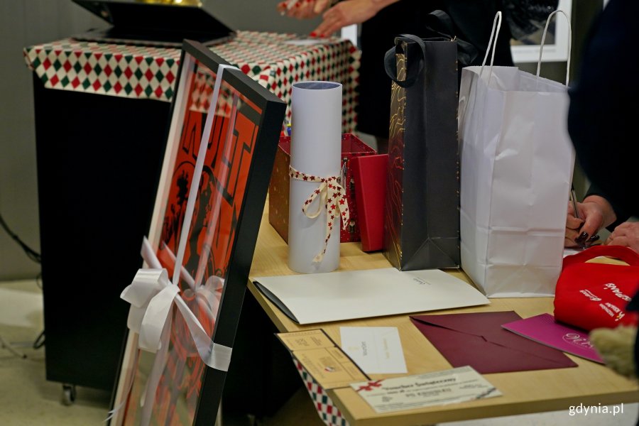 Prezenty zgromadzone na loterię wizytówkową