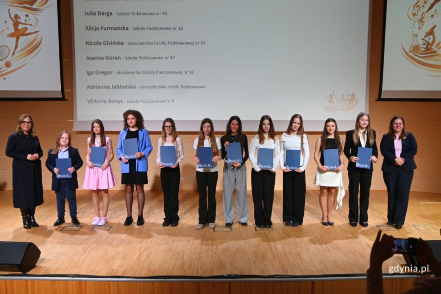Stypendystki i stypendyści wraz z prezydent Gdyni Aleksandrą Kosiorek i wiceprezydentką Gdyni Oktawią Gorzeńską (fot. Magdalena Starnawska)