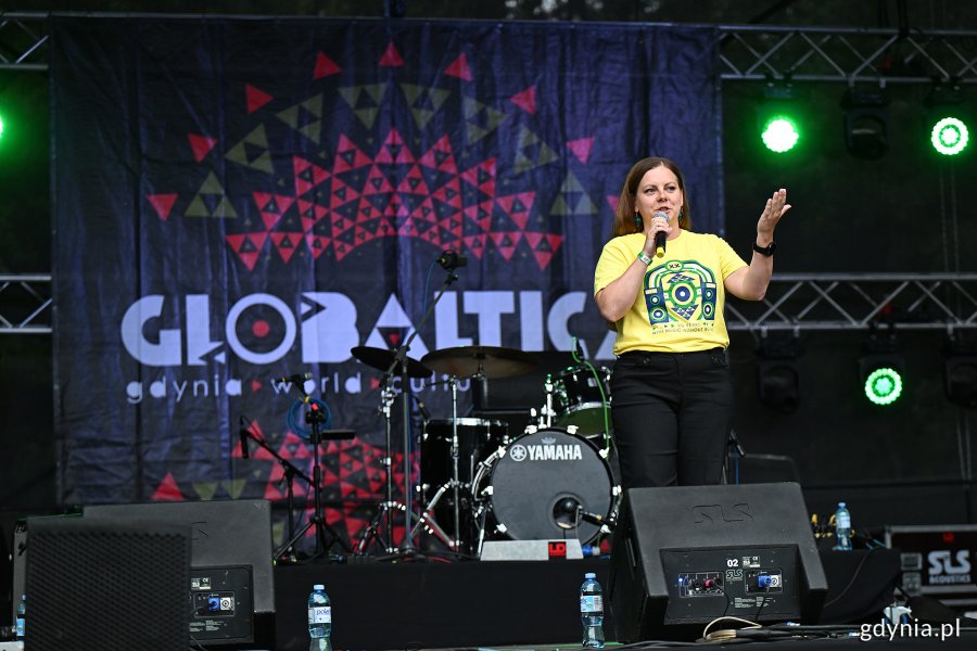 Prezydent Gdyni Aleksandra Kosiorek witająca uczestników 20. edycji festiwalu Globaltica w parku Kolibki 