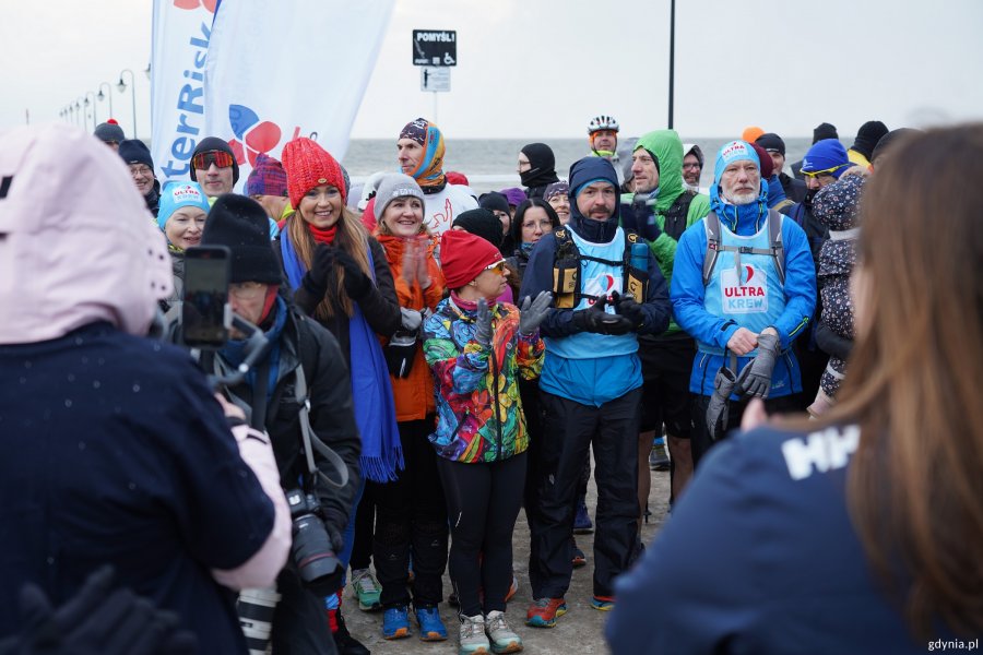 Uczestnicy biegu między molami na starcie w Orłowie 
