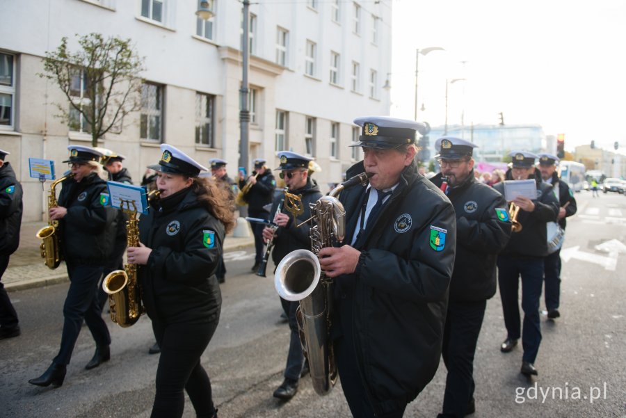 Orkiestra Dęta Gminy Kosakowo na czele Marszu Różowej Wstążki