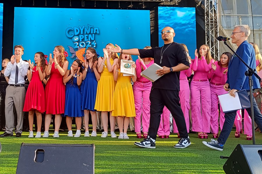 osoby występujące na scenie