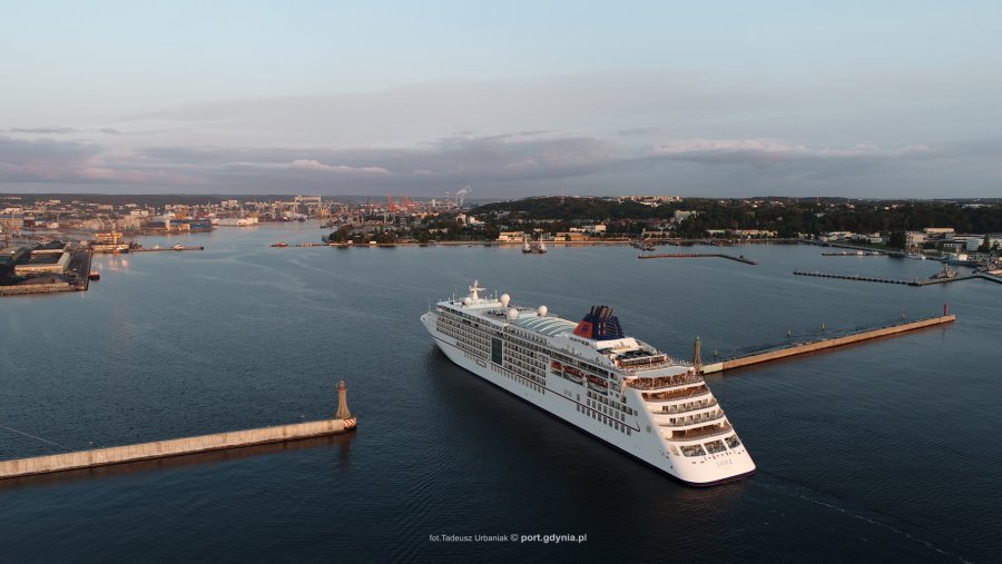 Statek MS Europa 2 wpływa do gdyńskiego portu. Na zdjęciu przekracza główki portu // fot. Tadeusz Urbaniak/ Port Gdynia
