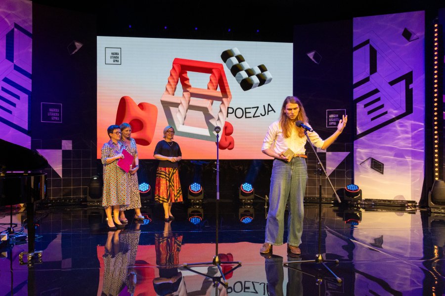 Wojciech Kopeć, laureat w kategorii poezja podczas gali (fot. Anna Rezulak)