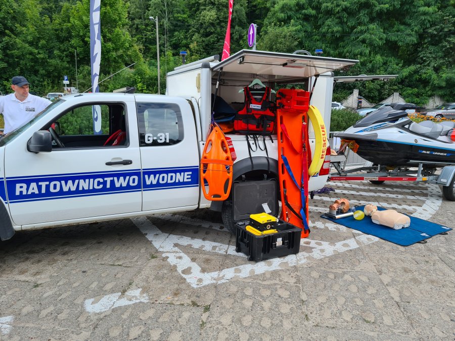 Swoje stanowisko na Moto Safety Day mieli też ratownicy wodni. Na zdjęciu samochód ze sprzętem - kamizelka, noszami i bojką ratowniczą. Obok niego leży fantom do pokazów i szkolenia z udzielania pierwszej pomocy // fot. materiały prasowe